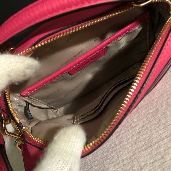 ‼️ SOLD! Michael Kors Cuteeee Camera Bag!! ‼️ - Picture 7 of 9